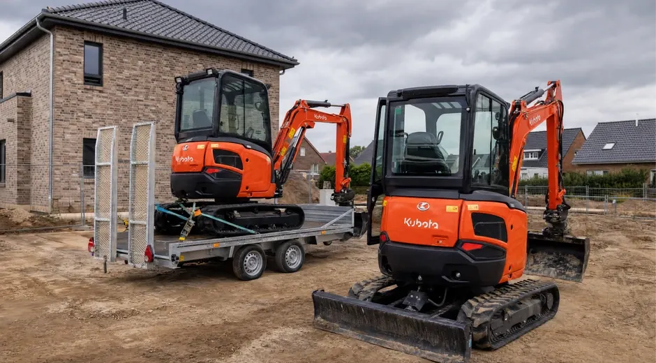 Zwei Kubota Minibagger auf dem Anhänger